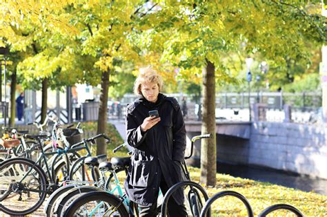 terhes nő biciklizik egy parkban