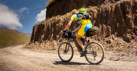 kismama biciklizik egy kijelölt kerékpárúton