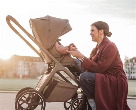Babakocsit választó szülők