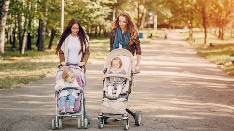 Különböző babakocsi típusok illusztrációja