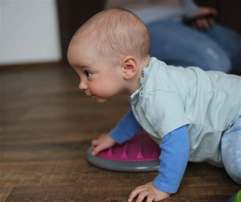 csecsemő ül széken és eszik