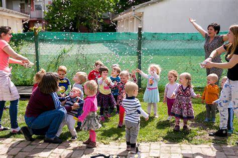 Gyermekek játszanak a MIVA Bölcsőde udvarán