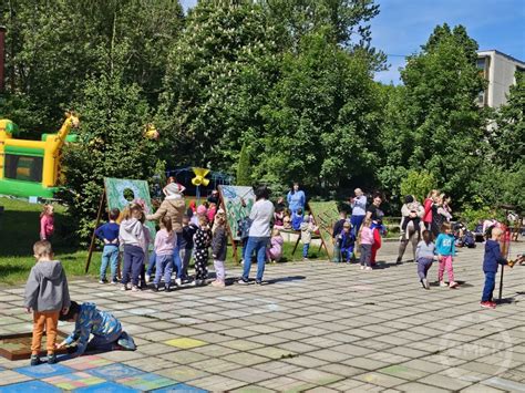 gyerekek játszanak az udvaron