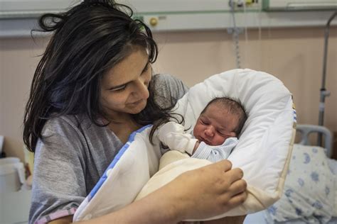 Újszülött és édesanyja