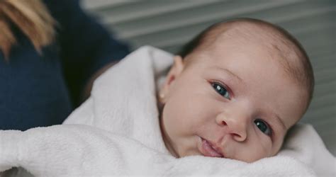 Baba arcát karcoló újszülött