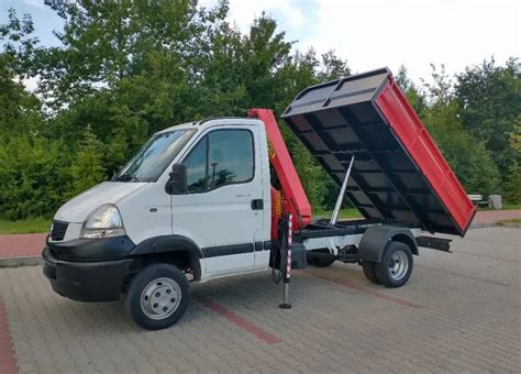 Teherautó vontatása tréleren