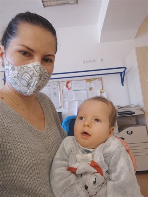 anyuka csecsemővel