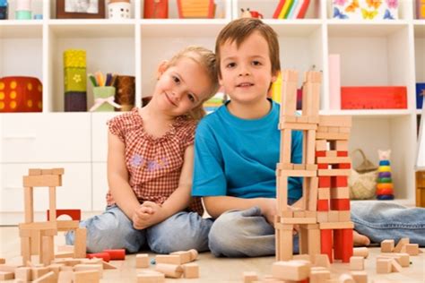 Gyerekek játszanak egy csoportszobában