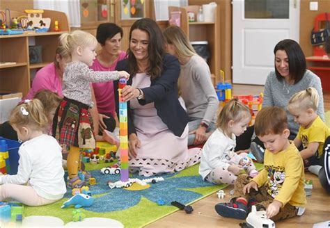 Gondozónő játszik a gyerekekkel