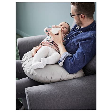 anya szoptatja a babát a szoptatós párnával