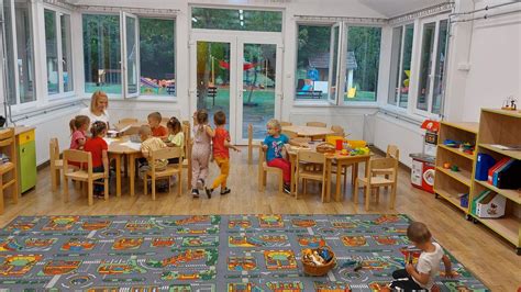 Belső tér: egy világos, jól felszerelt csoportszoba