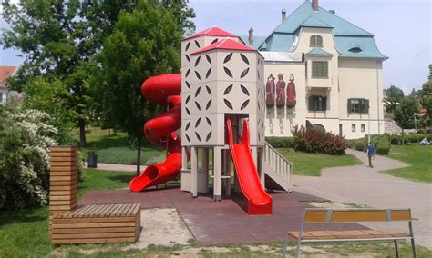 Egy biztonságos, jól felszerelt játszókert