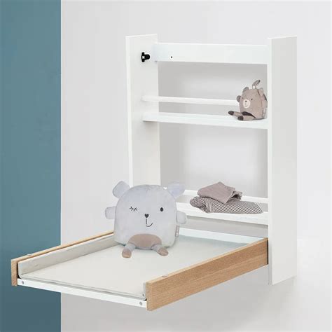 Illusztráció a falra szerelt pelenkázó használatáról