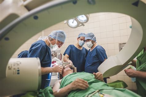 illusztráció az agyműtét folyamatáról