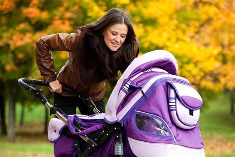 Gyerek ül a babakocsiban bundazsákban