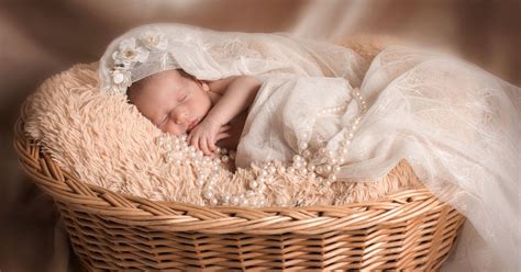 Csecsemő arcának közelképe, melyen látható a kékes ajkak és köröm.