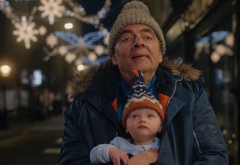 Egy csecsemő lábának részlete, ahol a körmök és lábujjak enyhén kékes árnyalatúak.