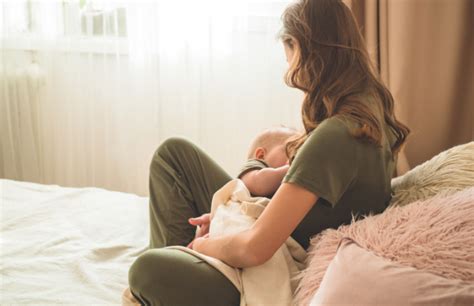 szoptatás laid-back pozícióban