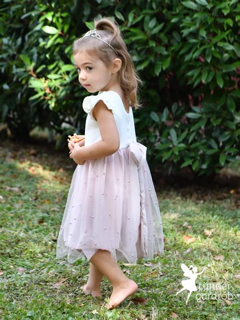 kislány tüll szoknyában