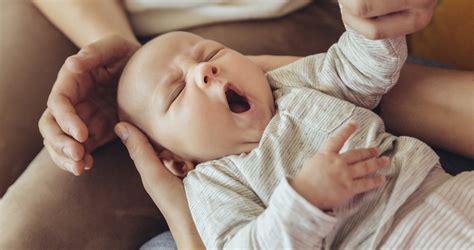 Csecsemő alszik hálózsákban