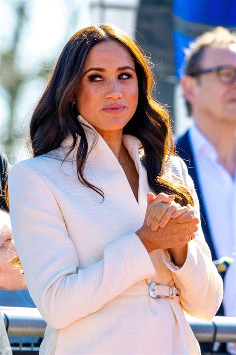 Meghan Markle blézeres szettben