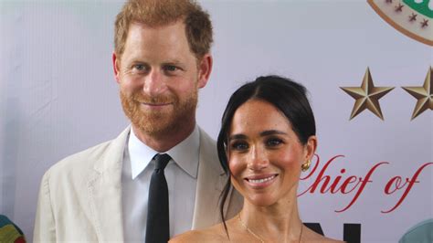 Meghan Markle hófehér inggel és sliccelt szoknyával