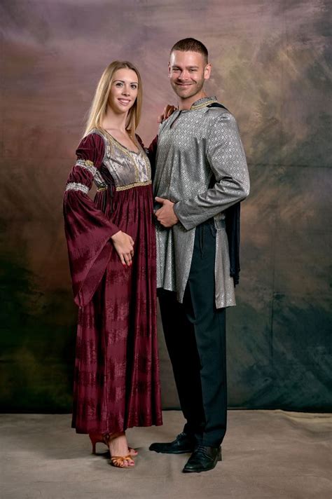 Korabeli ruhák és divat