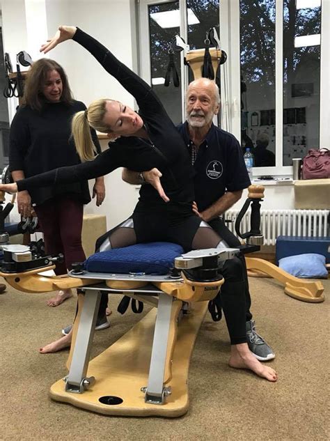 Egy személy, aki gyógytornát végez bokájával, szakember felügyelete alatt