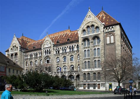 A Levéltár épülete és a lebontott ház helye