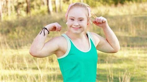 Felnőtt Down-szindrómás személy sikeresen a munkahelyén