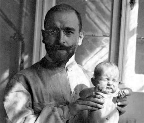 Orvos vizsgáló csecsemőt