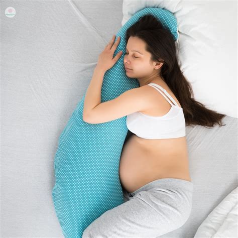 kismama párnával pihen