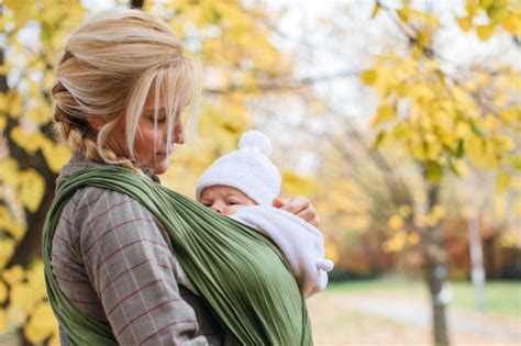 Baba és szülő szoros kapcsolata hordozás közben
