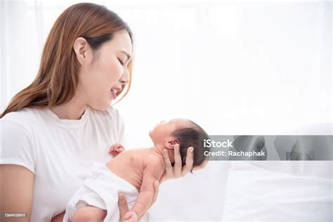 Boldog anya és újszülött