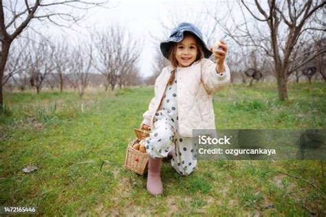 Gyerekek étkeznek a szabadban