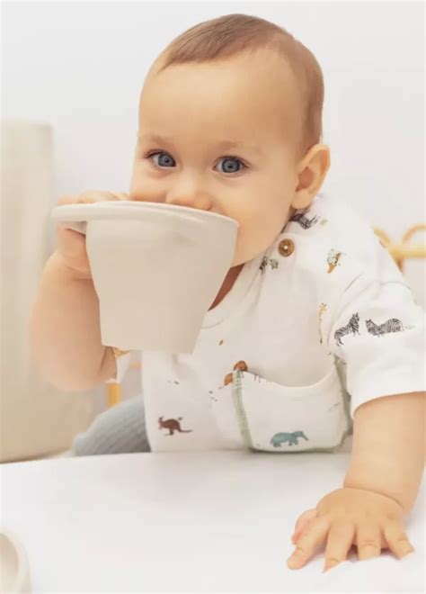 Különböző típusú snack tartók babáknak