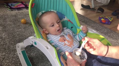 Baba eszik a snack tartóból