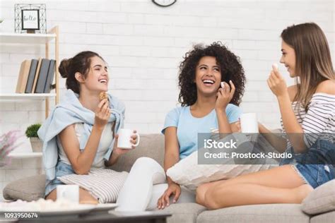 kép három barátnőről, akik beszélgetnek