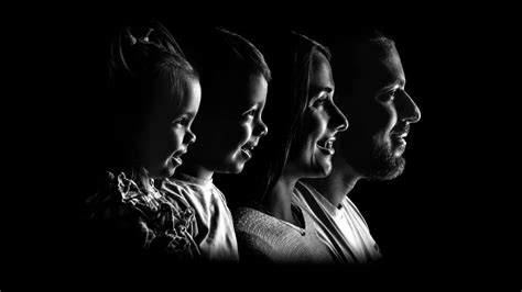 Családi sziluett, amely a szülői beleegyezés fontosságát hangsúlyozza