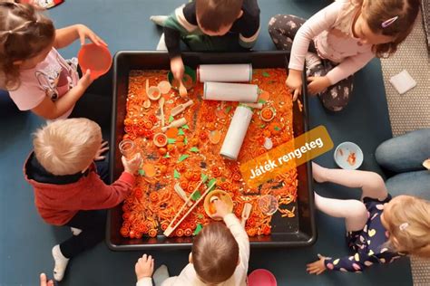 Gyógypedagógus segít egy gyermeknek