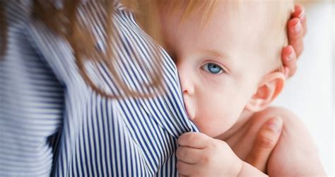 Szoptató anya teát iszik