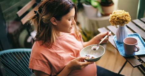 Kismama eszik görögdinnyét