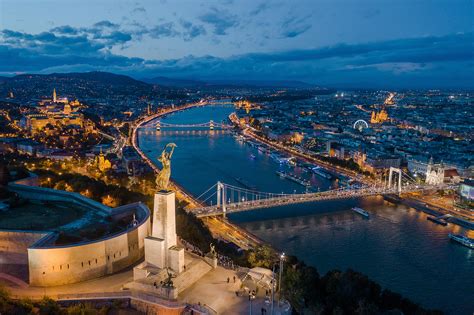 Budapest látképe a Dunáról