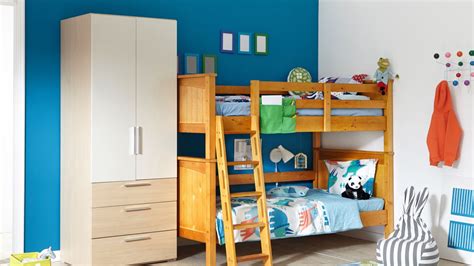 Részlet egy emeletes ágyról, ahol a gyerekek játszanak