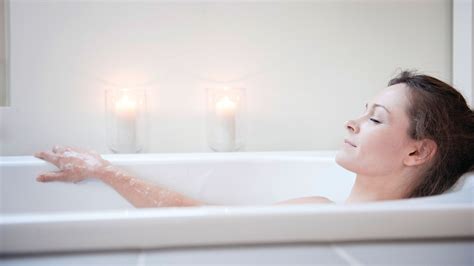 Nő vajúdik egy meleg vizes kádban