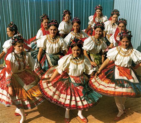 Szlovák népviseletbe öltözött gyermekek