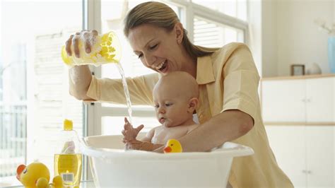 anya fürdeti a babát