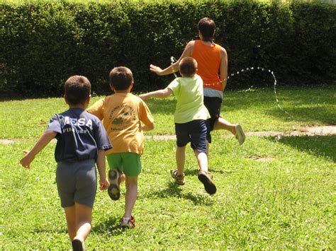 gyermekotthon udvarán játszó gyerekek