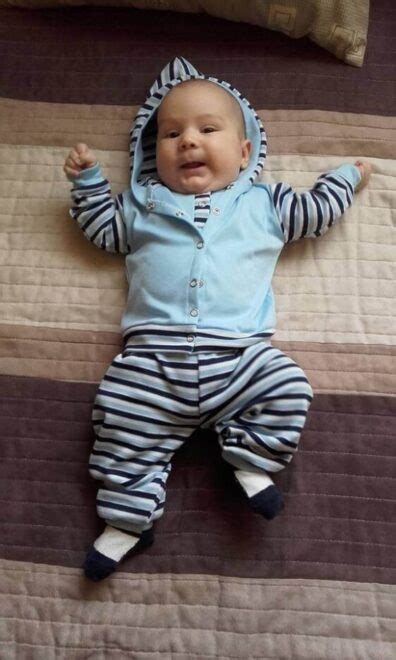 Baba ínyének masszírozása ujjal