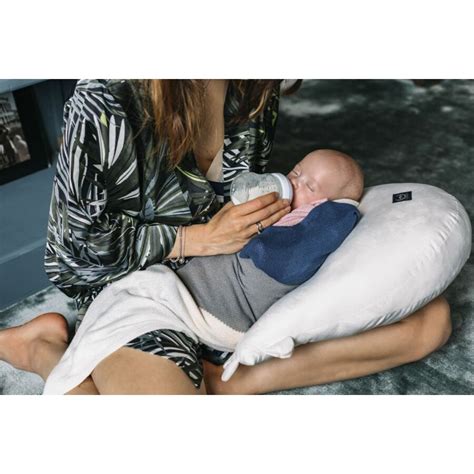 Baba pihen a hordozóban